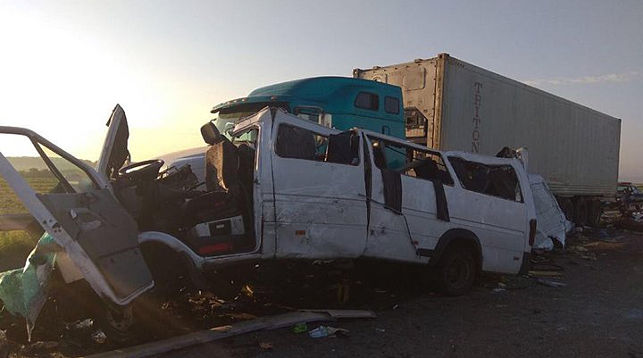 В Украине микроавтобус Одесса-Гомель врезался в грузовик, пять человек погибли 