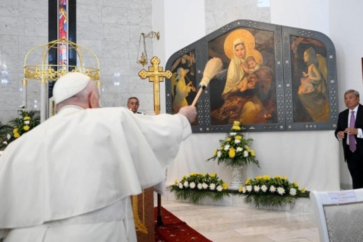 Папа Римский помолился за мир в Украине перед Жировичской иконой Божией Матери из Беларуси