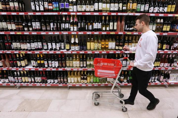 Алкоголь в Беларуси не будут продавать 25 мая и 14 июня