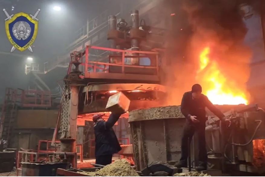 Видео. В заводском плавильном резервуаре МТЗ уничтожили партию героина весом в полтонны