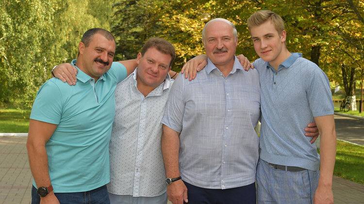Лукашенко 21 октября поздравил белорусов с Днем отца