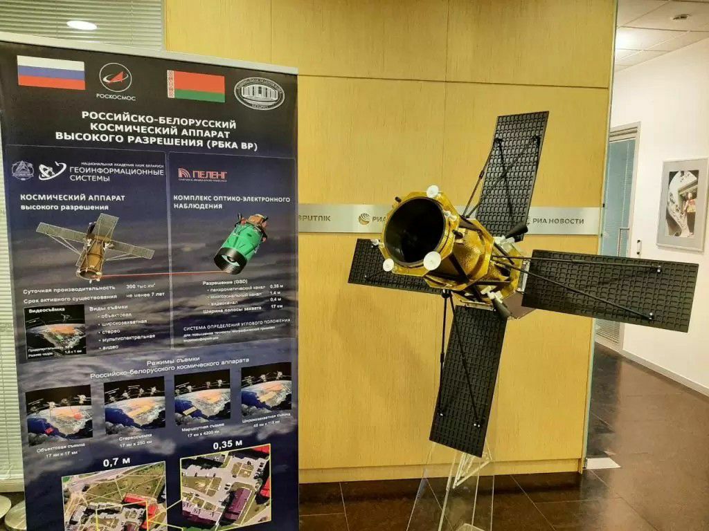 Глава Академии наук показал лучший в мире белорусский спутник