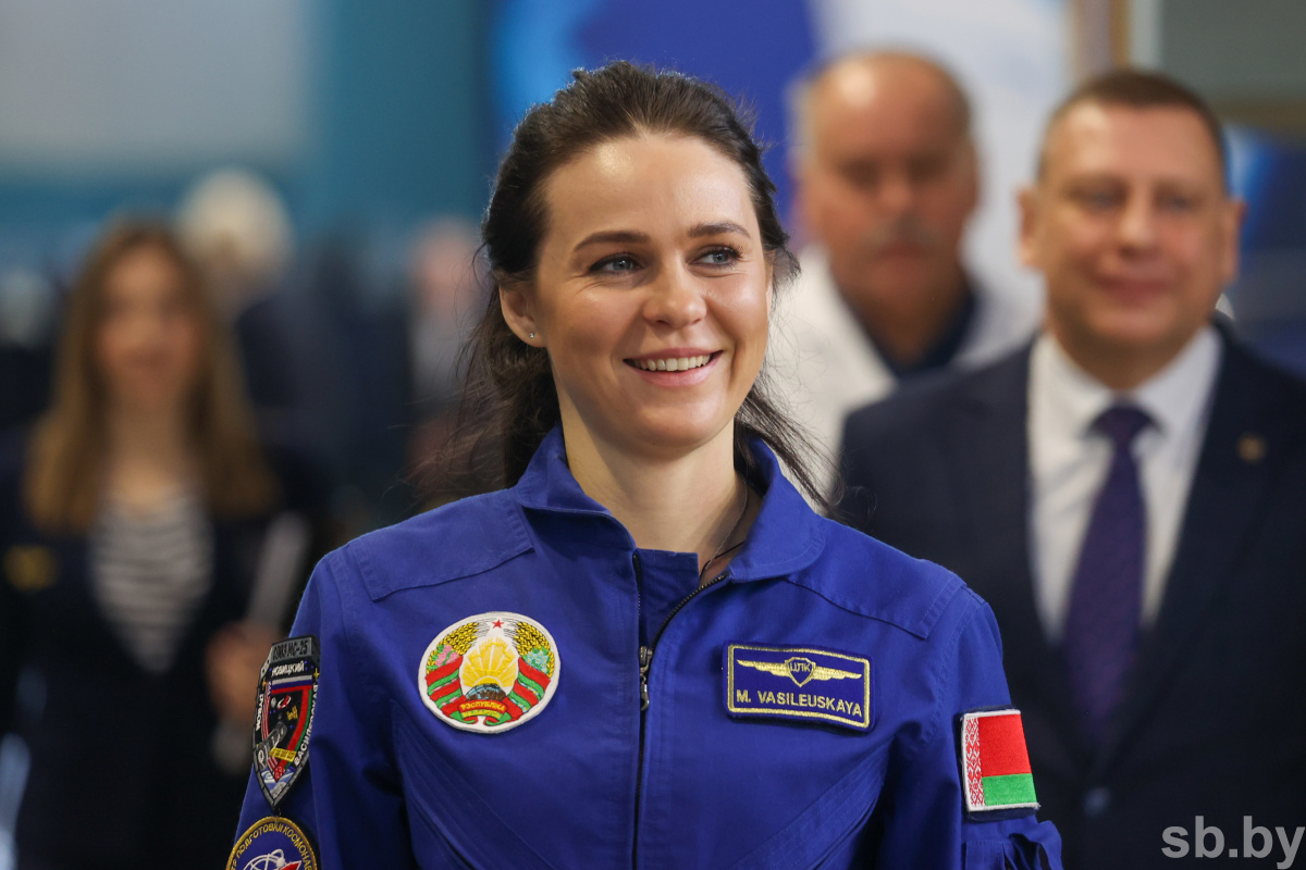 Работала бортпроводником, проведет на МКС 12 суток, обещает станцевать на борту. Что известно о Марине Василевской, первой женщине-космонавте из Беларуси