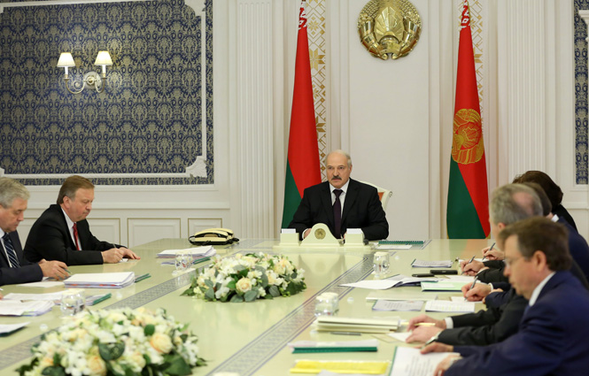 Президент Беларуси потребовал преодолеть спад в нефтепереработке