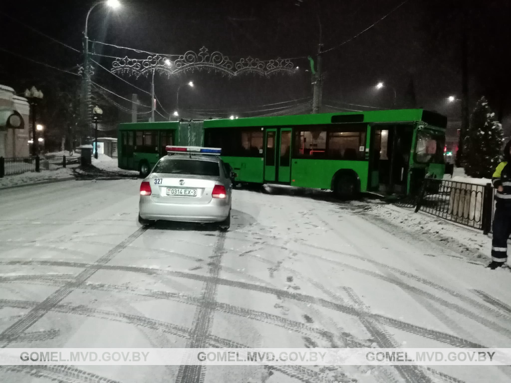 Видео. В центре Гомеля водитель автобуса сперва снёс пешеходное ограждение,  а после стал поперёк, перекрыв проезжую часть | Телерадиокомпания Гомель