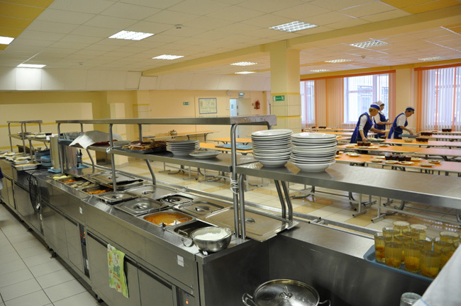 В Хойниках заведующая школьной столовой и повар украли продукты на 1 300 рублей