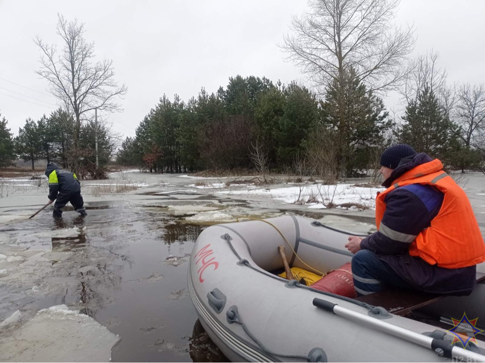 В Брагинском районе спасатели везли на надувной лодке по подтопленной паводком дороге баллон газа для пенсионерки