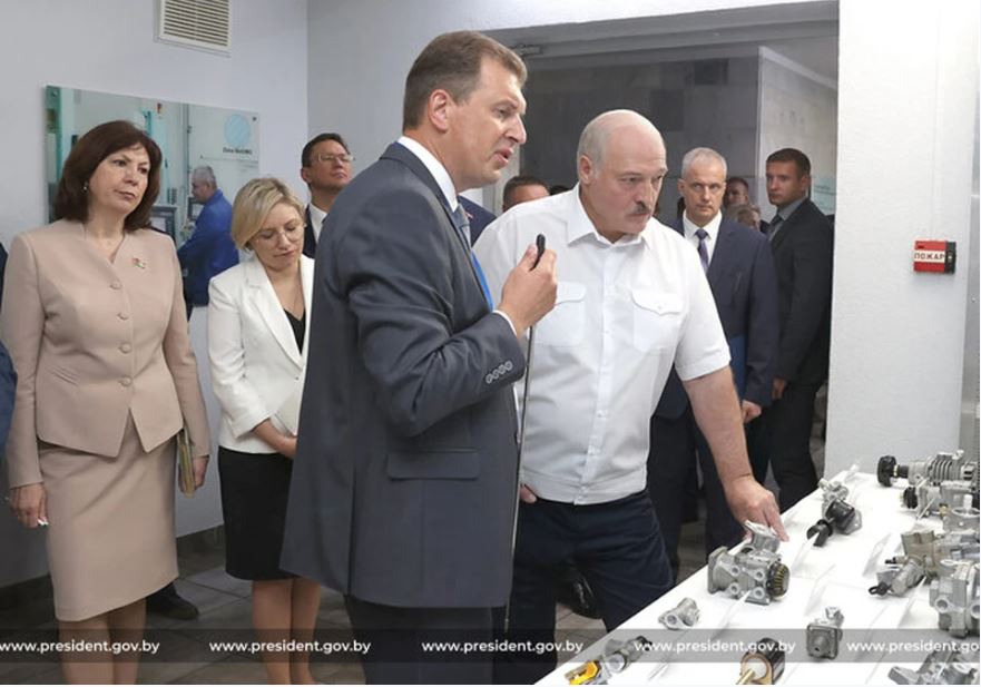 Лукашенко заявил, что в жару надо «раздеваться и бежать»