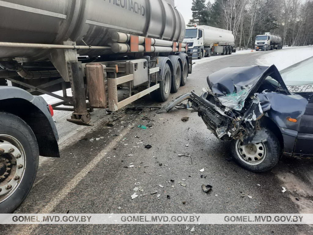 Под Мозырем 40-летний водитель превысил скорость и врезался в автоцистерну с надписью «Огнеопасно»