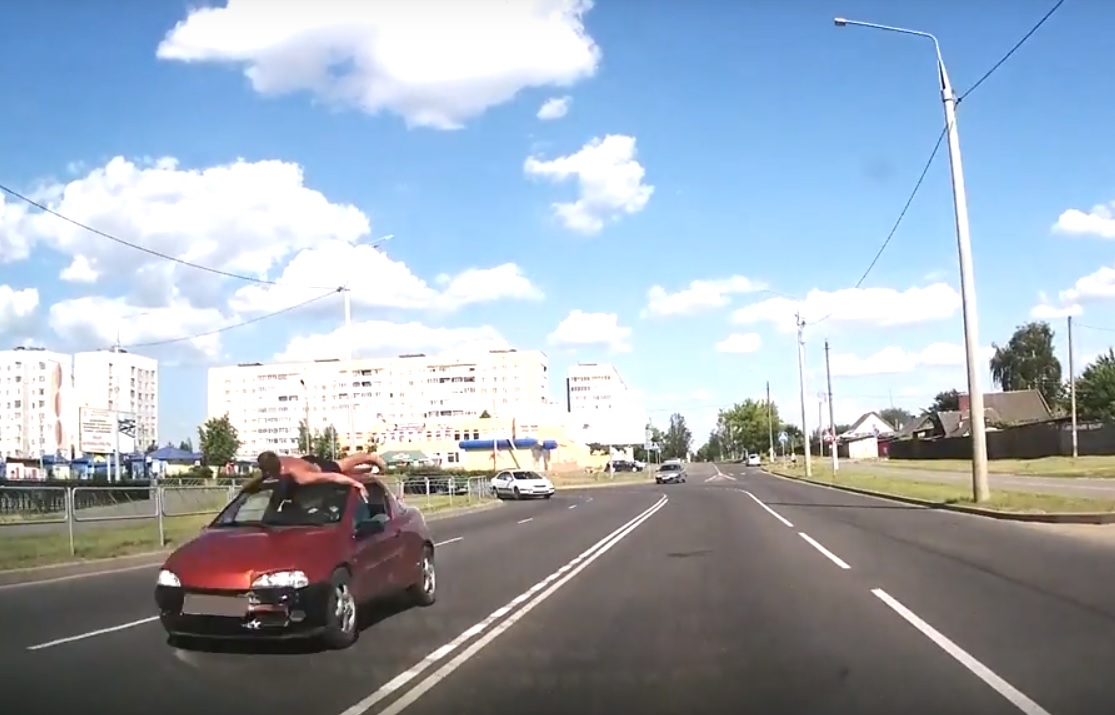 ГАИ нашла экстремала, который в плавках катался на крыше авто в Рогачеве