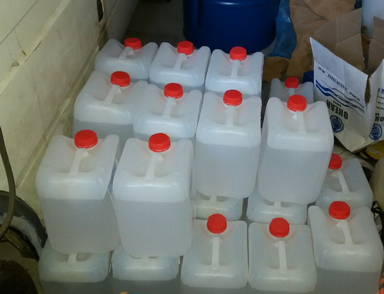 Видео. В Мозыре мужчина хранил 420 литров водки и 100 литров коньяка в пластиковых канистрах в гараже