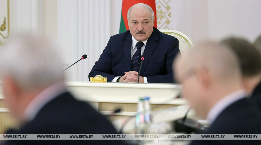 Лукашенко собрал совещание по вопросам перераспределения полномочий между органами власти