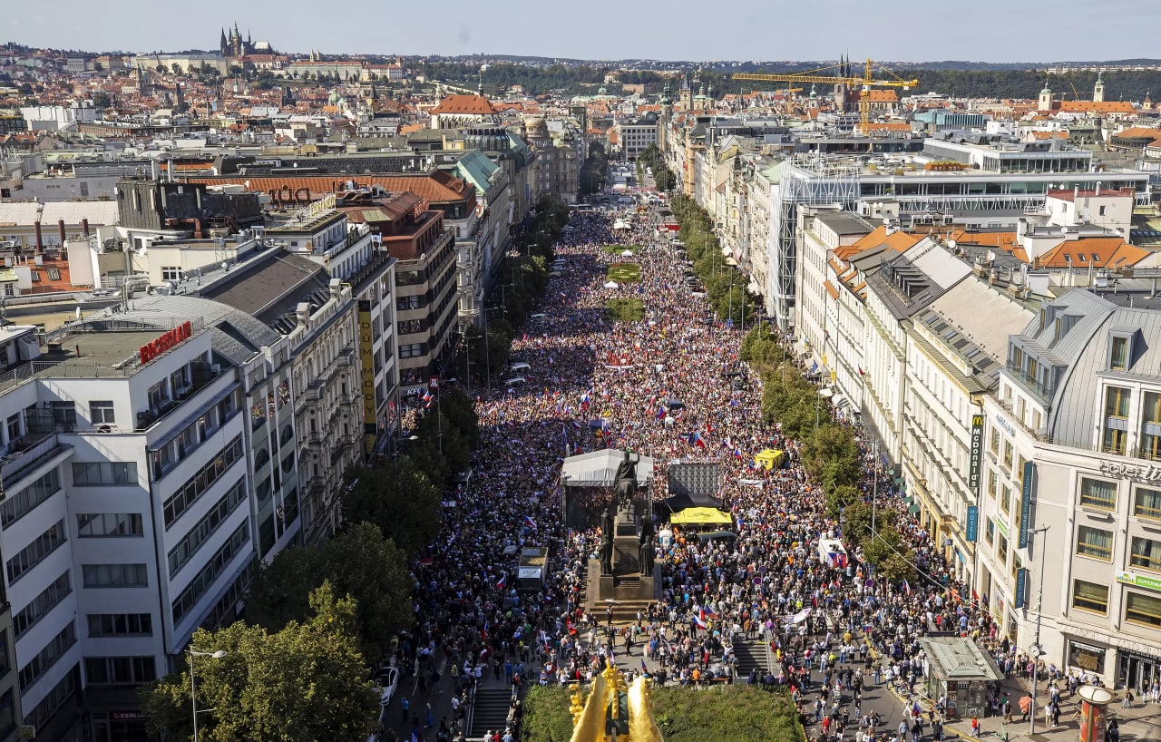 Около 70 тысяч человек собрались в центре Праги на антиправительственный митинг