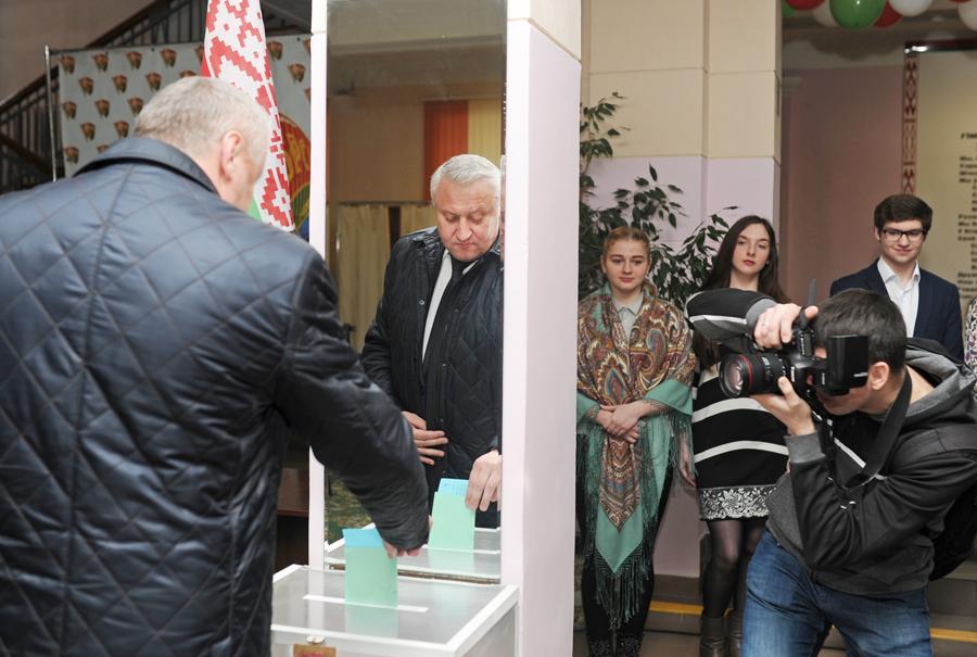 Губернатор проголосовал на участке №22 по выборам в местные Советы 