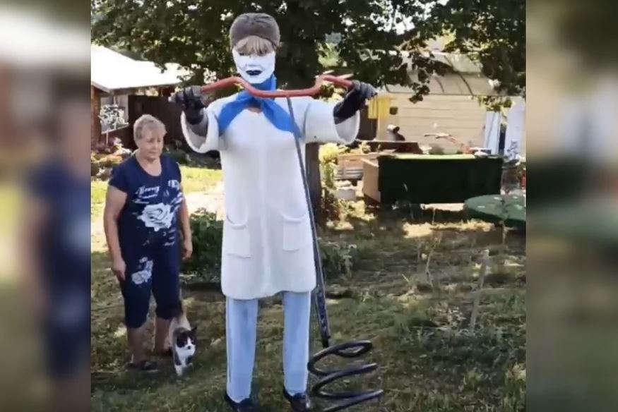 Видео не для слабонервных. Под Витебском пенсионерка сделала огородное пугало с человеческим лицом, которое парит над землёй днем и ночью и ужасно скрипит