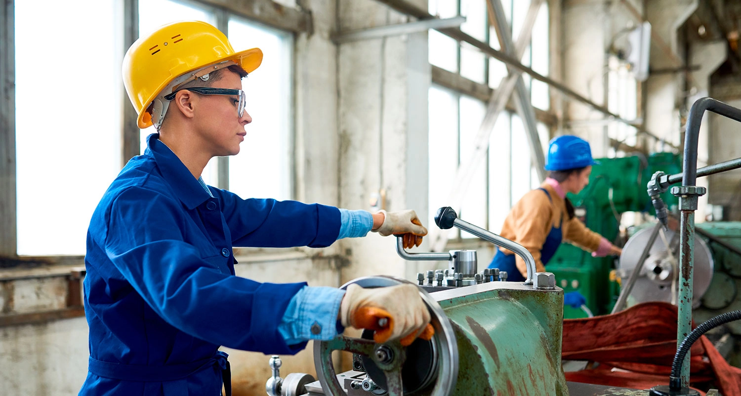 В Минтруда разъяснили разницу и особенности оплаты совмещения и исполнения обязанностей