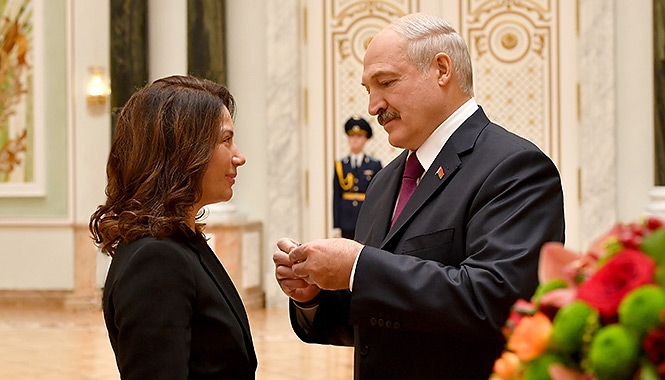 Президент Беларуси вручил государственные награды работникам различных сфер деятельност