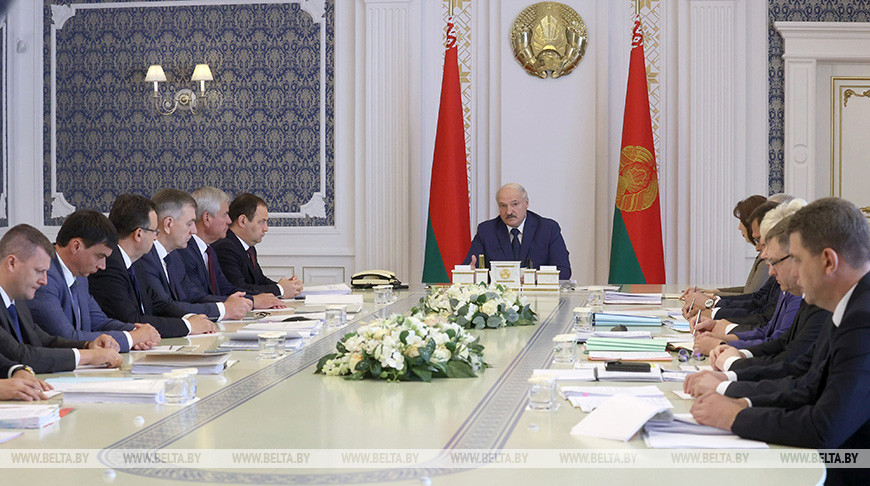 Лукашенко требует навести порядок в деятельности ИП и самозанятых