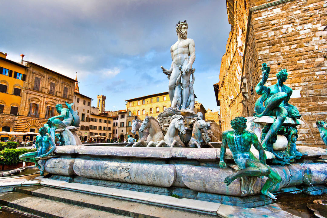 Штраф €5 тысяч за попытку потрогать статую Нептуна выписали женщине во Флоренции