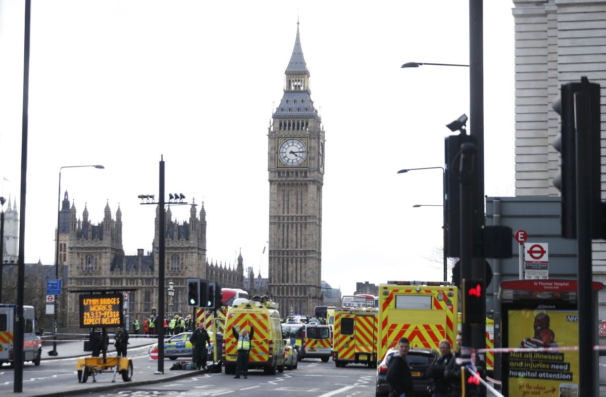 Новая атака в Лондоне: фургон въехал в толпу людей 