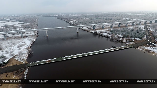Открыто движение транспорта по понтонному мосту через Припять