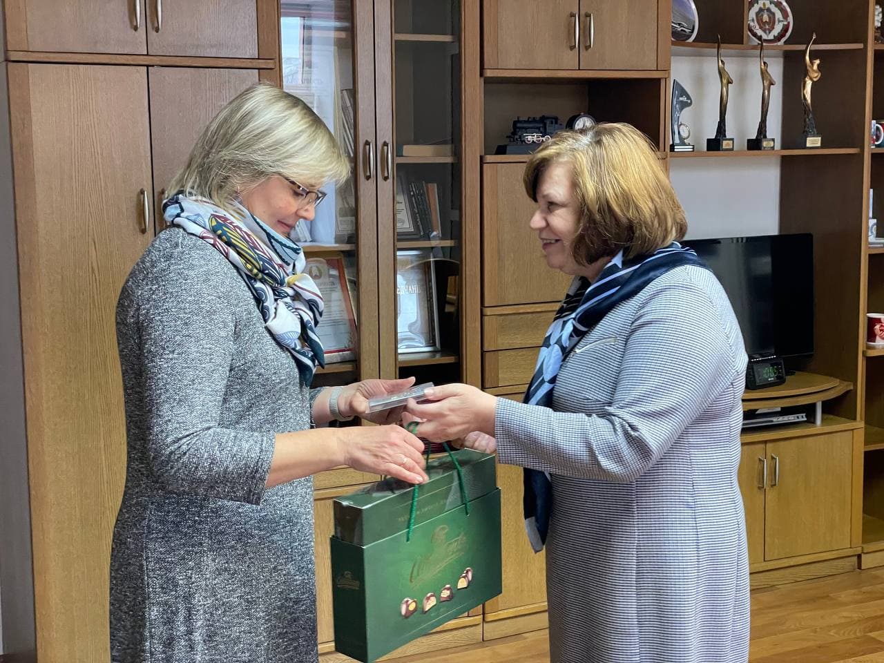 Редактор ТРК "Гомель" Елена Троценко награждена юбилейной медалью Белорусского фонда мира