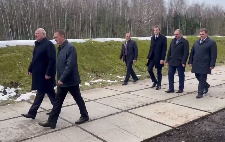Лукашенко вместе с сыновьями посетил музей в мемориальном комплексе "Хатынь"
