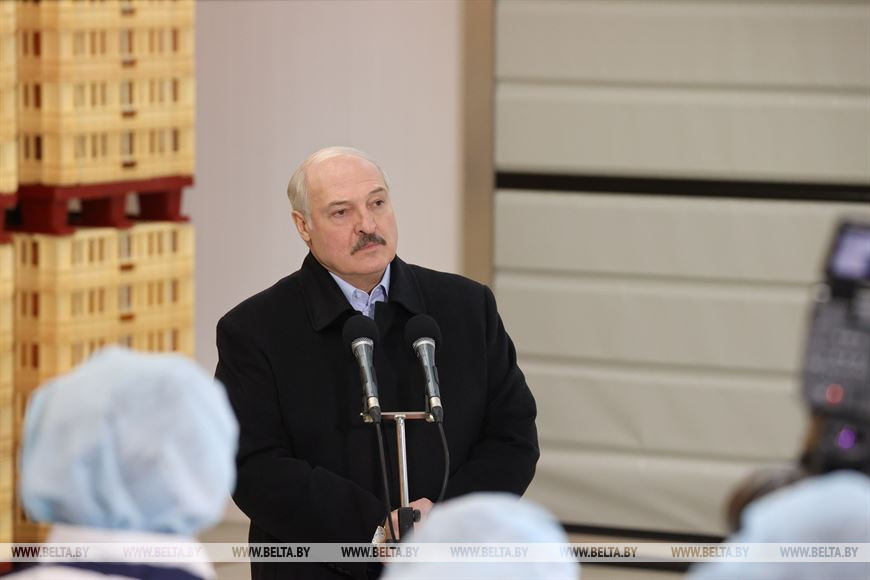 Лукашенко: меня в последнее время настораживает "драка вакцин"