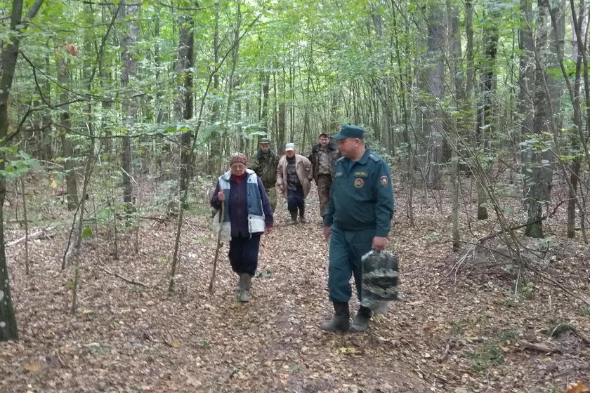 Пожилая пара из Речицы заблудилась и сутки провела в холодном лесу