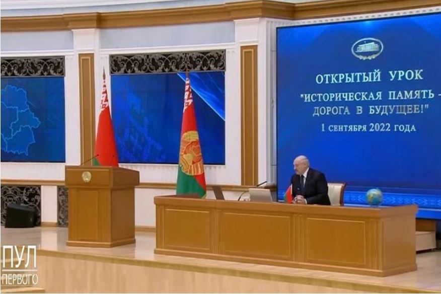 Лукашенко заявил о напряженной обстановке у белорусских границ