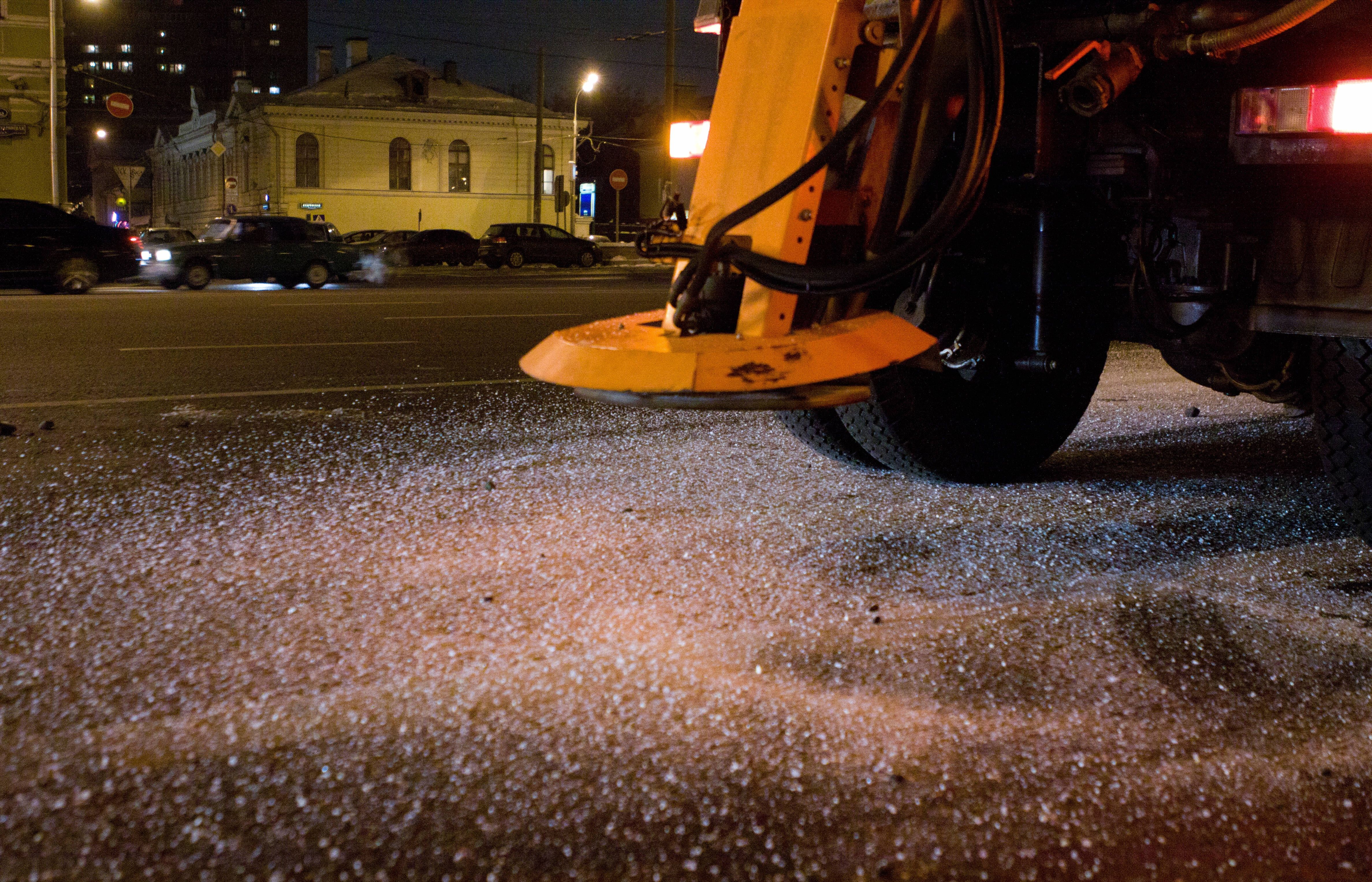 Организации ЖКХ закупят к зимнему сезону 6,6 тыс.т песко-соляных смесей