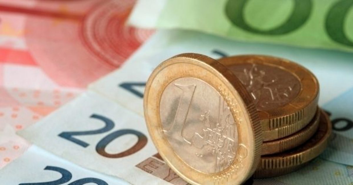 Политолог рассказал, нужно ли белорусам избавляться от евро после исключения из корзины валют