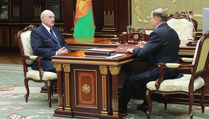 Президент заслушал доклад Управляющего делами Президента Беларуси Виктора Шеймана