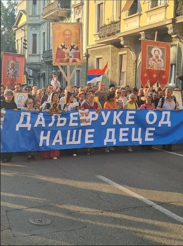 С иконами против гей-парада. Жители Белграда вышли на акцию протеста 