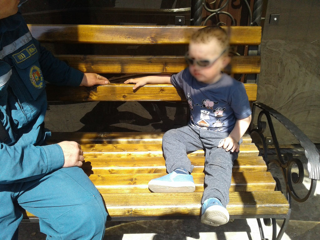 В Рогачеве спасатели освободили застрявшего в скамейке мальчика -  видео