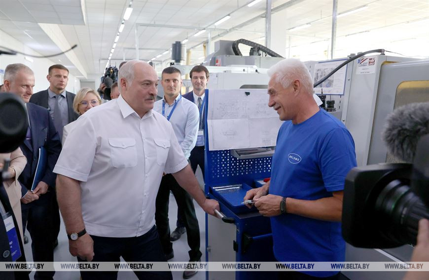 Лукашенко заявил европейцам, что "дурница закончилась", и "надо раздеваться, напрягаться и работать"