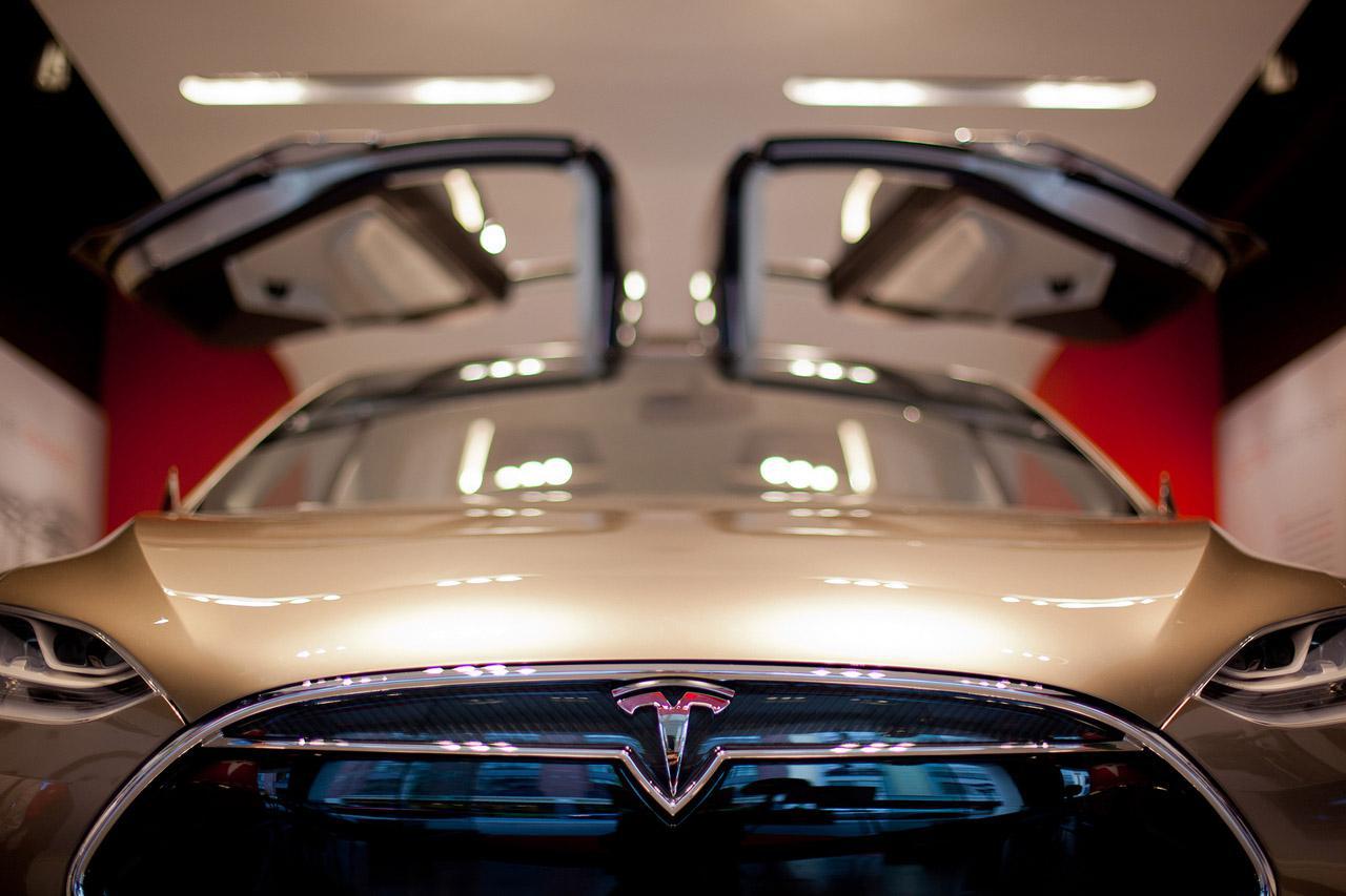 Президент Беларуси протестировал последнюю модель электромобиля Tesla 