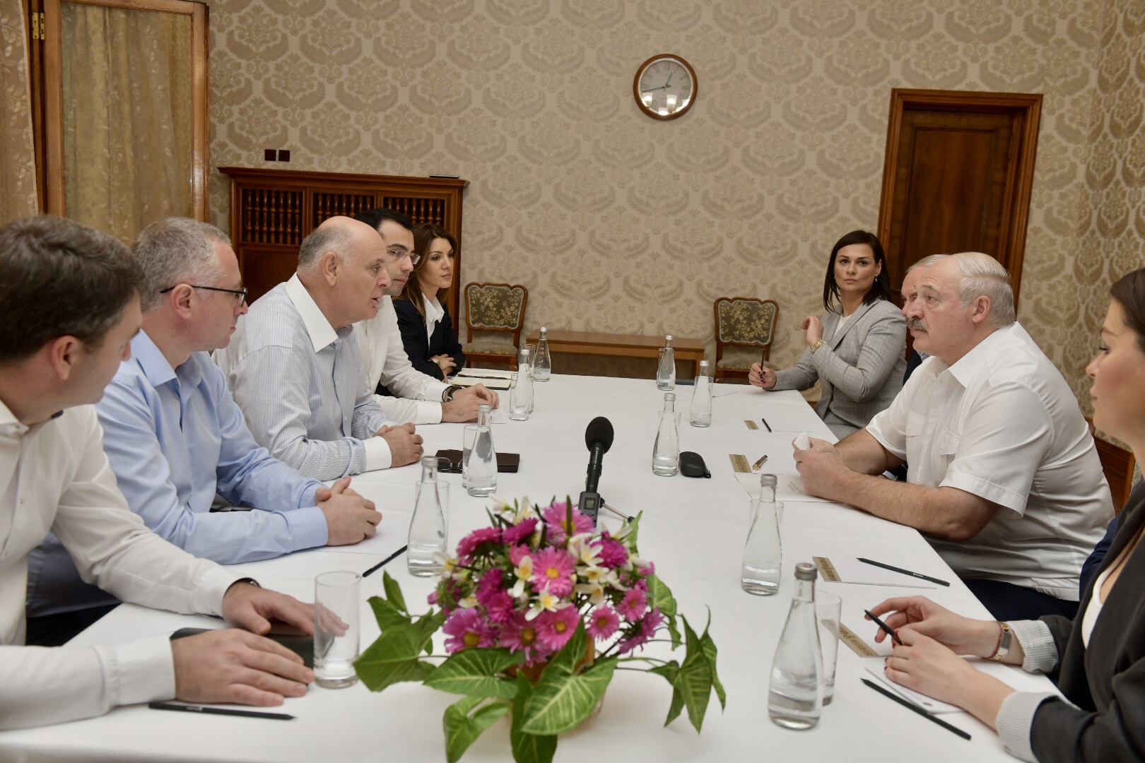 Лукашенко прилетел в Пицунду и встретился с президентом Абхазии