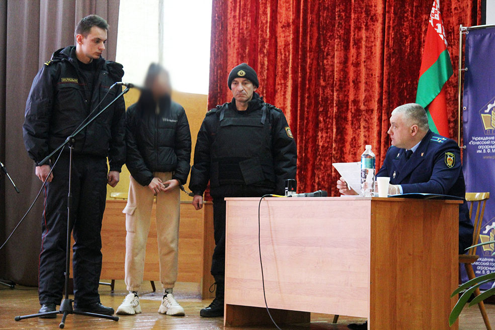 В Калинковичском аграрном колледже на глазах сверстников арестовали парня и двух родных сестер
