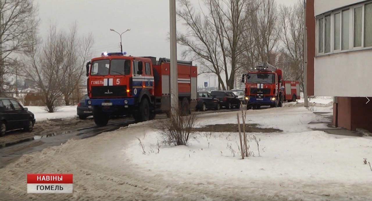 В поселке Паричи Светлогорского района женщина тушила пожар |  Телерадиокомпания Гомель