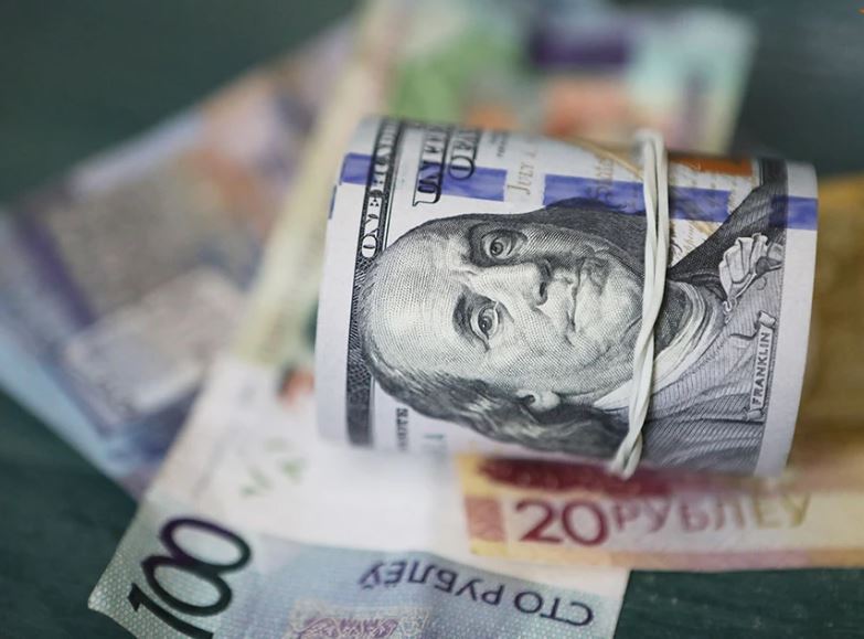 Белорусские банки начали отменять лимит на снятие долларов с карточек