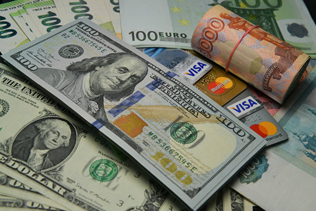 В первый день зимы на торгах доллар и юань подорожали, евро и российский рубль подешевели