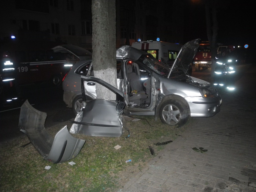 В Гомеле автомобиль врезался в дерево — пострадали три человека