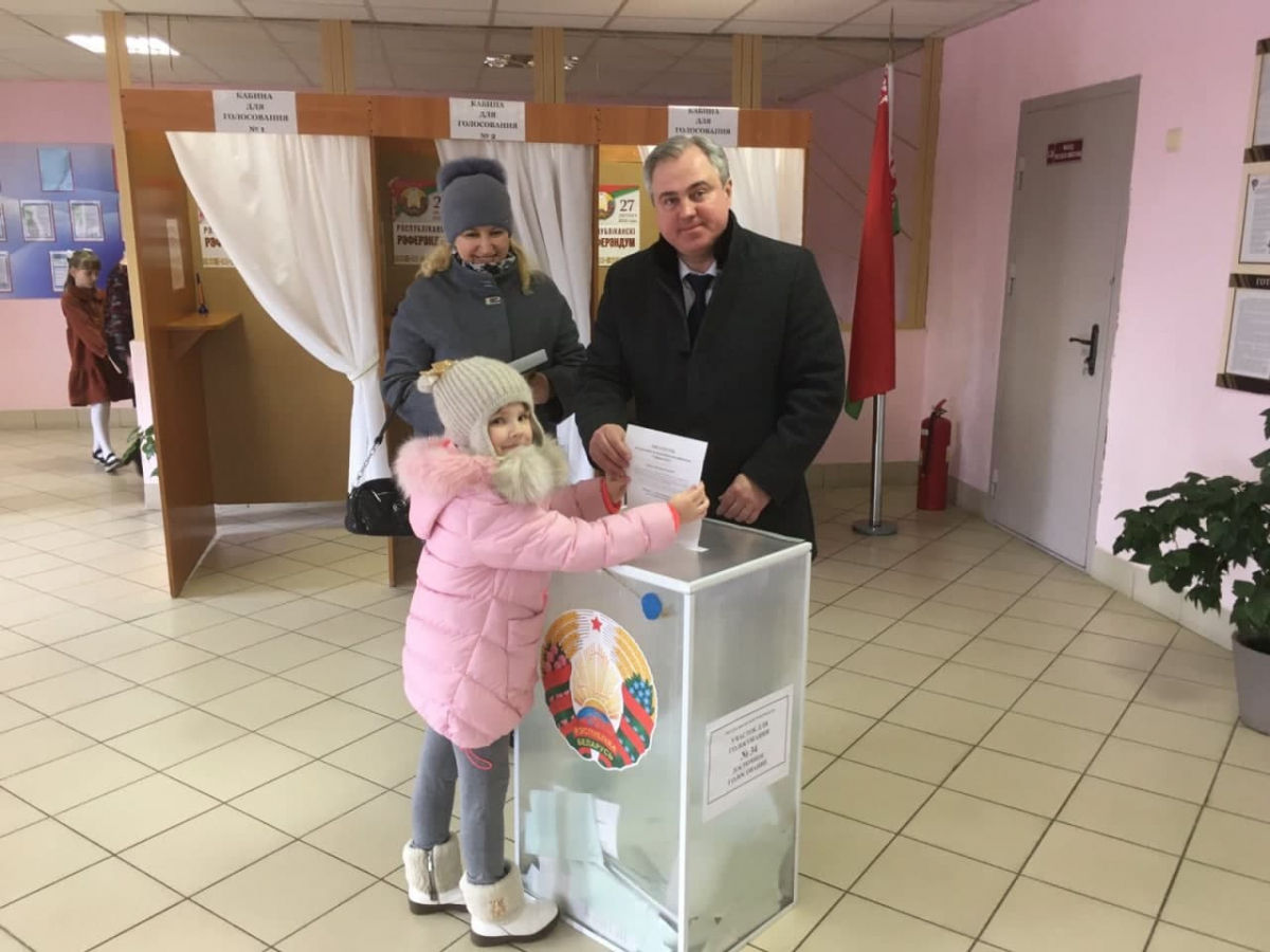 Заместитель председателя Гомельского облисполкома Владимир Привалов проголосовал за будущее родной Беларуси  