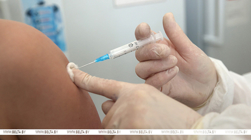 В Беларуси разрешили совместить бустерную вакцинацию от коронавируса и прививку от гриппа