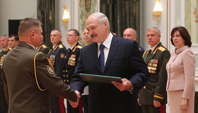Президент вручил благодарности выпускникам силовых вузов и присвоил очередные звания старшему офицерскому составу