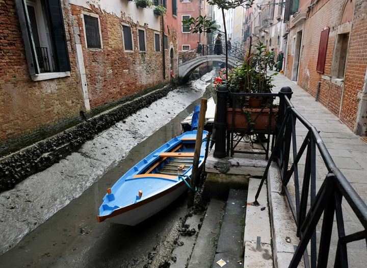 Гондолы на мели: в Венеции опять обмелели каналы